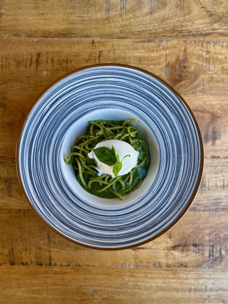 Spaghetti pesto con burrata