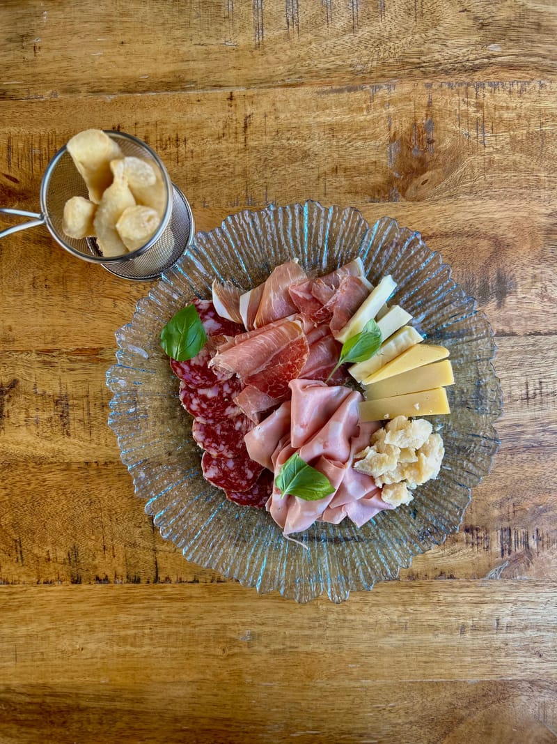 Tabla de quesos y embutidos