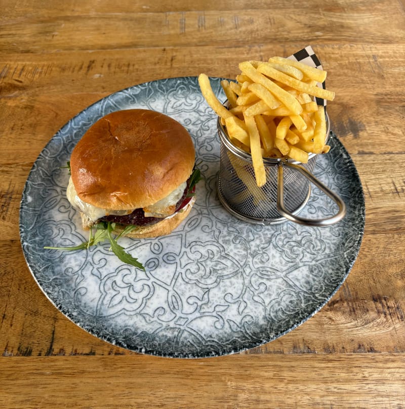 Hamburgueza de ternera con patatas fritas