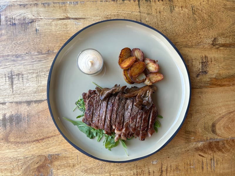 Entrecôte de lomo ternera con patatas fritas