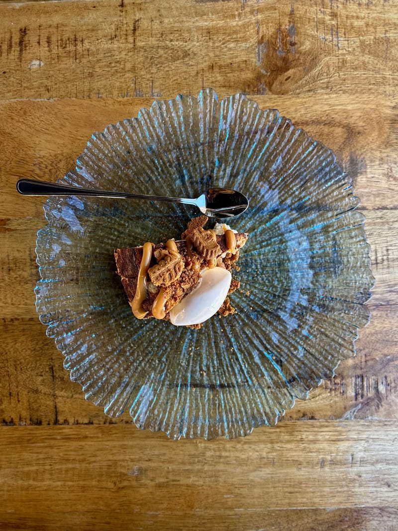 cheese cake con lotus y helado de vanilla