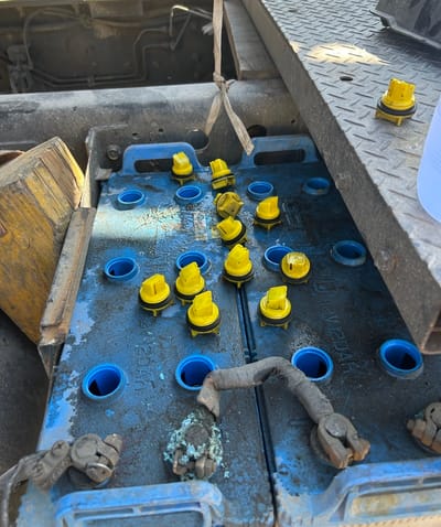 ร้านเปลี่ยนแบตรถหัวลาก N120 N150 แหลมฉบัง–ทุ่งกราด ถึงที่ พร้อมตรวจขั้วสายไฟ