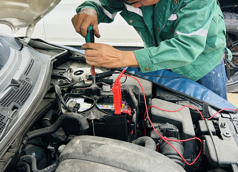 เปลี่ยนแบตเตอรี่รถยนต์ศรีราชา บ่อยาง Mazda 2 i-Stop ด่วน 24 ชม.