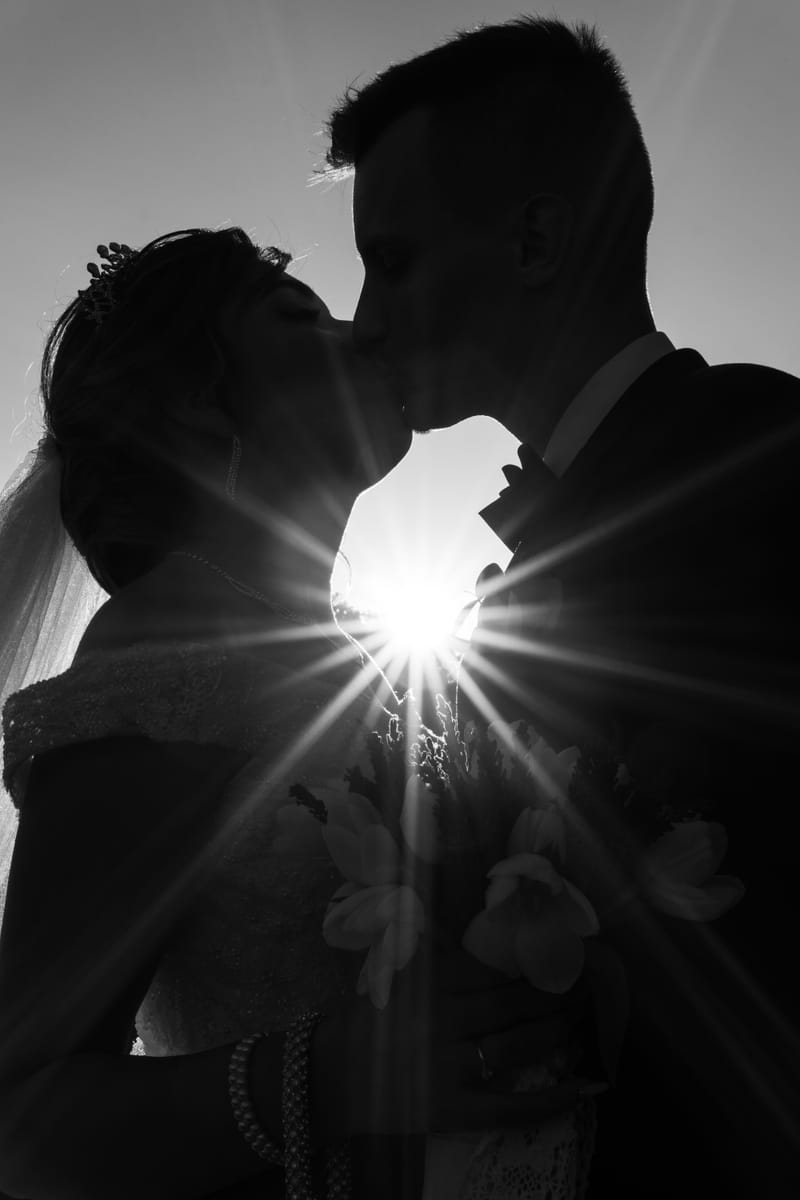 O selecție de imagini care surprind emoția, naturalețea și eleganța fiecărei nunți.