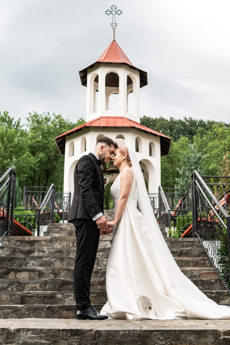 O selecție de imagini care surprind emoția, naturalețea și eleganța fiecărei nunți.