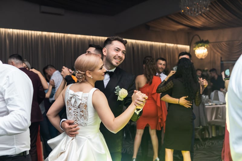 O selecție de imagini care surprind emoția, naturalețea și eleganța fiecărei nunți.