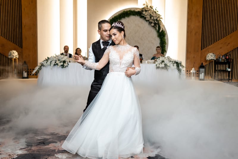 O selecție de imagini care surprind emoția, naturalețea și eleganța fiecărei nunți.