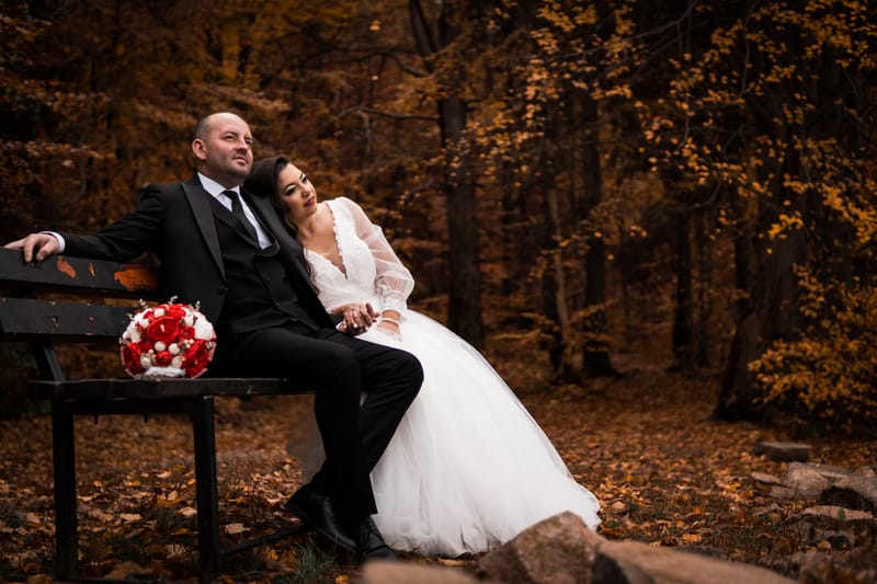 Imagini care surprind libertatea, intimitatea și emoția unei povești de dragoste dincolo de ziua nunții.