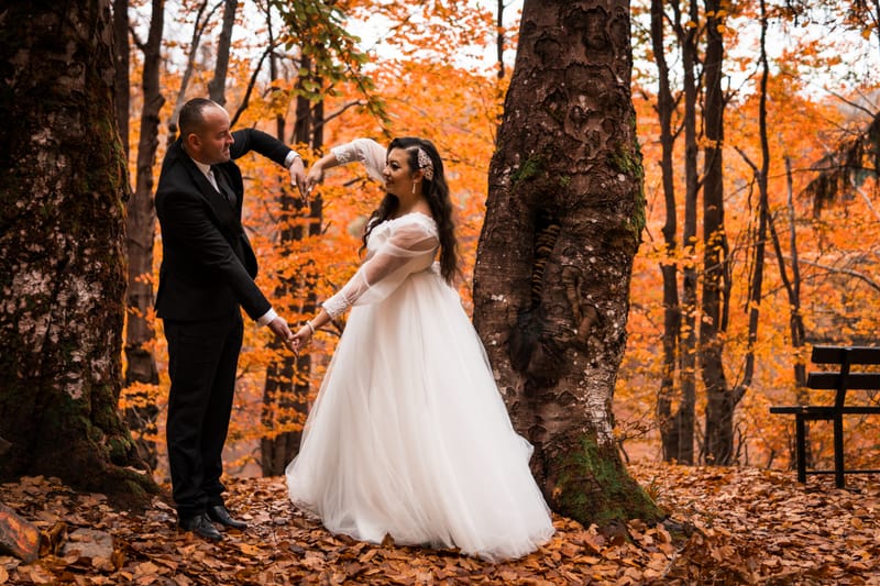 Imagini care surprind libertatea, intimitatea și emoția unei povești de dragoste dincolo de ziua nunții.