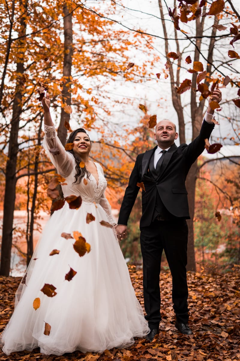 Imagini care surprind libertatea, intimitatea și emoția unei povești de dragoste dincolo de ziua nunții.