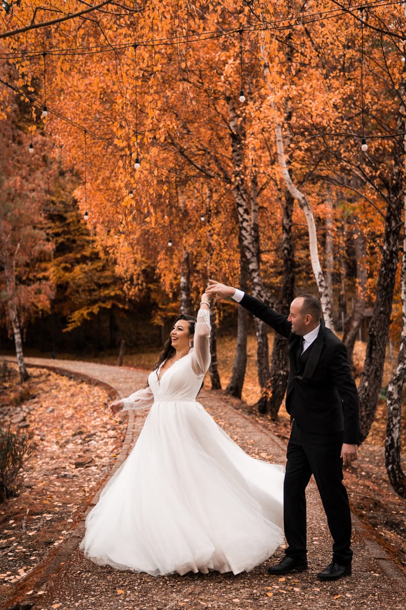 Imagini care surprind libertatea, intimitatea și emoția unei povești de dragoste dincolo de ziua nunții.