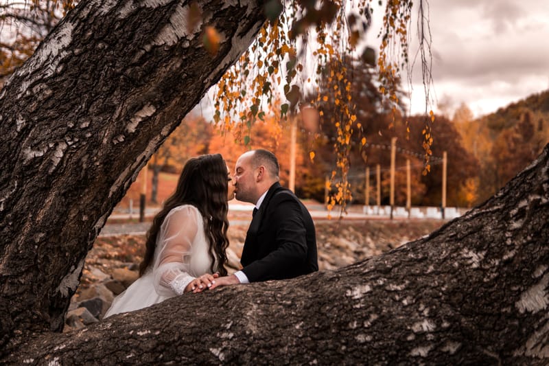 Imagini care surprind libertatea, intimitatea și emoția unei povești de dragoste dincolo de ziua nunții.