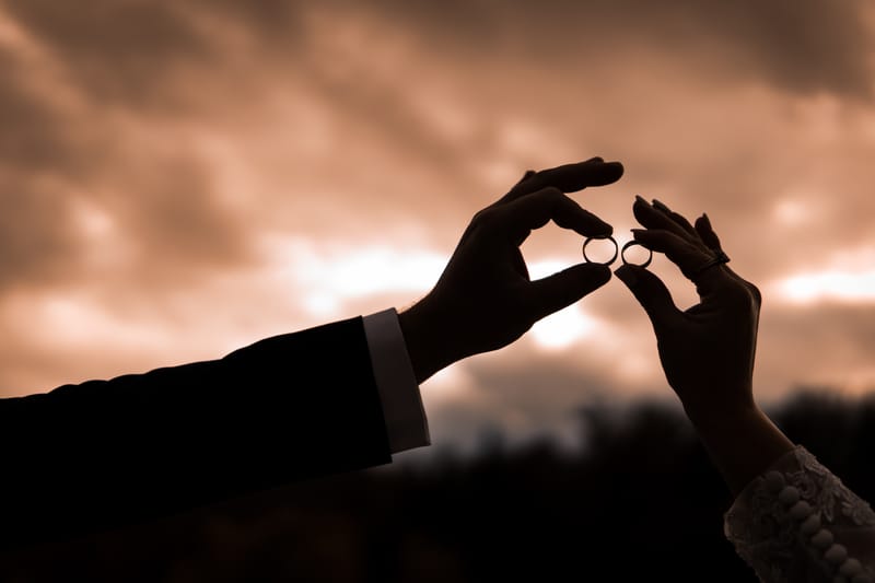 Imagini care surprind libertatea, intimitatea și emoția unei povești de dragoste dincolo de ziua nunții.