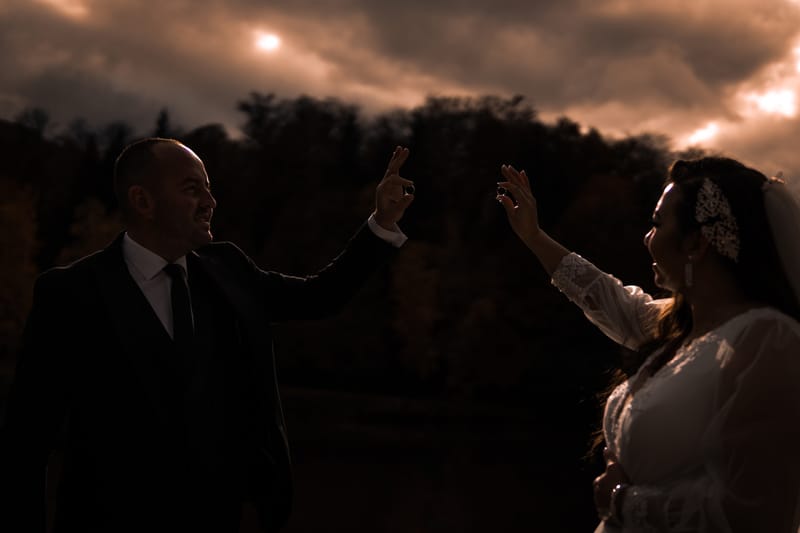 Imagini care surprind libertatea, intimitatea și emoția unei povești de dragoste dincolo de ziua nunții.