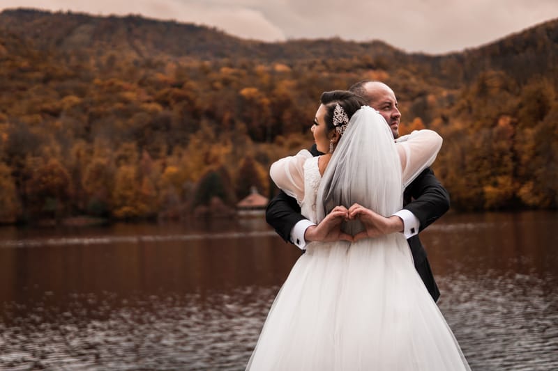 Imagini care surprind libertatea, intimitatea și emoția unei povești de dragoste dincolo de ziua nunții.