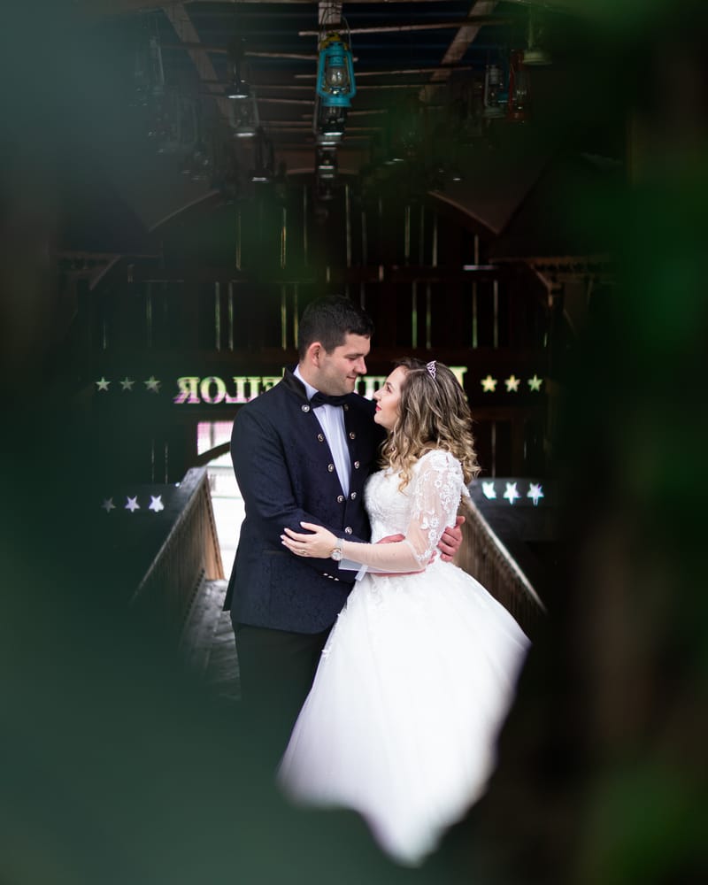 Imagini care surprind libertatea, intimitatea și emoția unei povești de dragoste dincolo de ziua nunții.