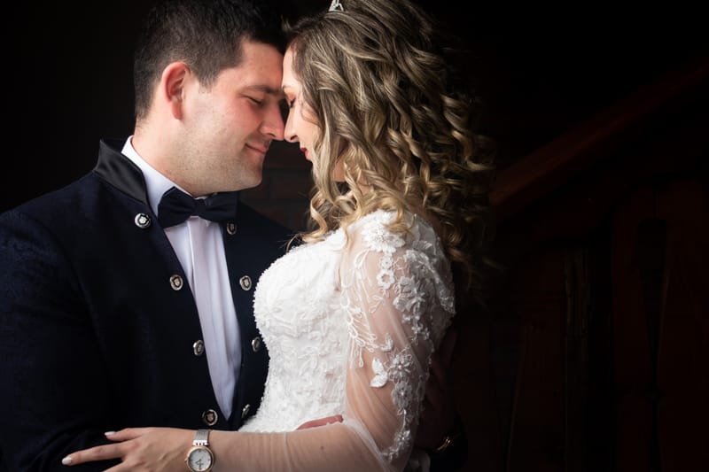 Imagini care surprind libertatea, intimitatea și emoția unei povești de dragoste dincolo de ziua nunții.