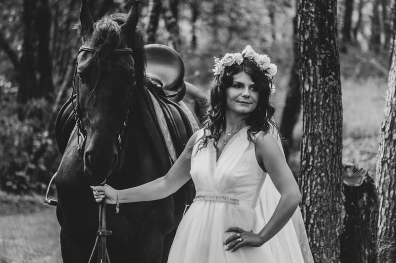 Imagini care surprind libertatea, intimitatea și emoția unei povești de dragoste dincolo de ziua nunții.