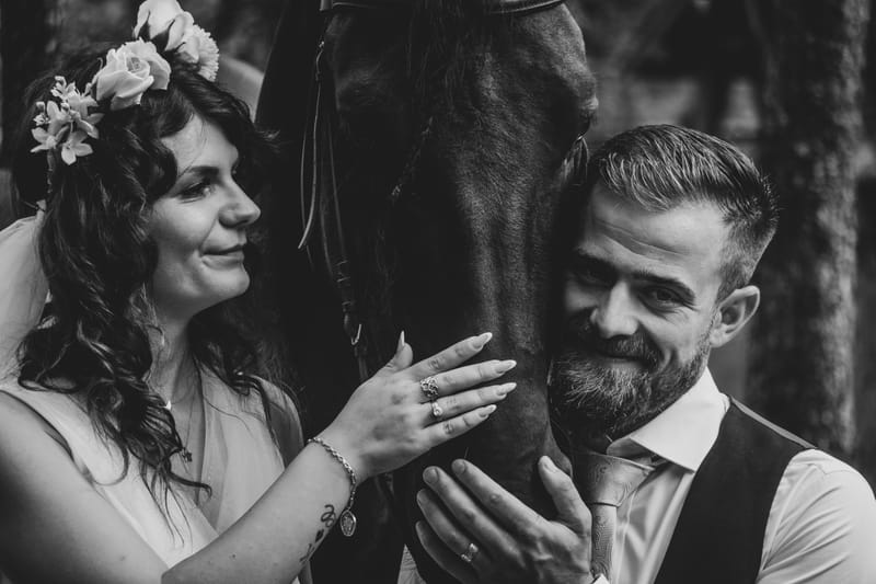 Imagini care surprind libertatea, intimitatea și emoția unei povești de dragoste dincolo de ziua nunții.