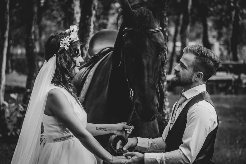 Imagini care surprind libertatea, intimitatea și emoția unei povești de dragoste dincolo de ziua nunții.