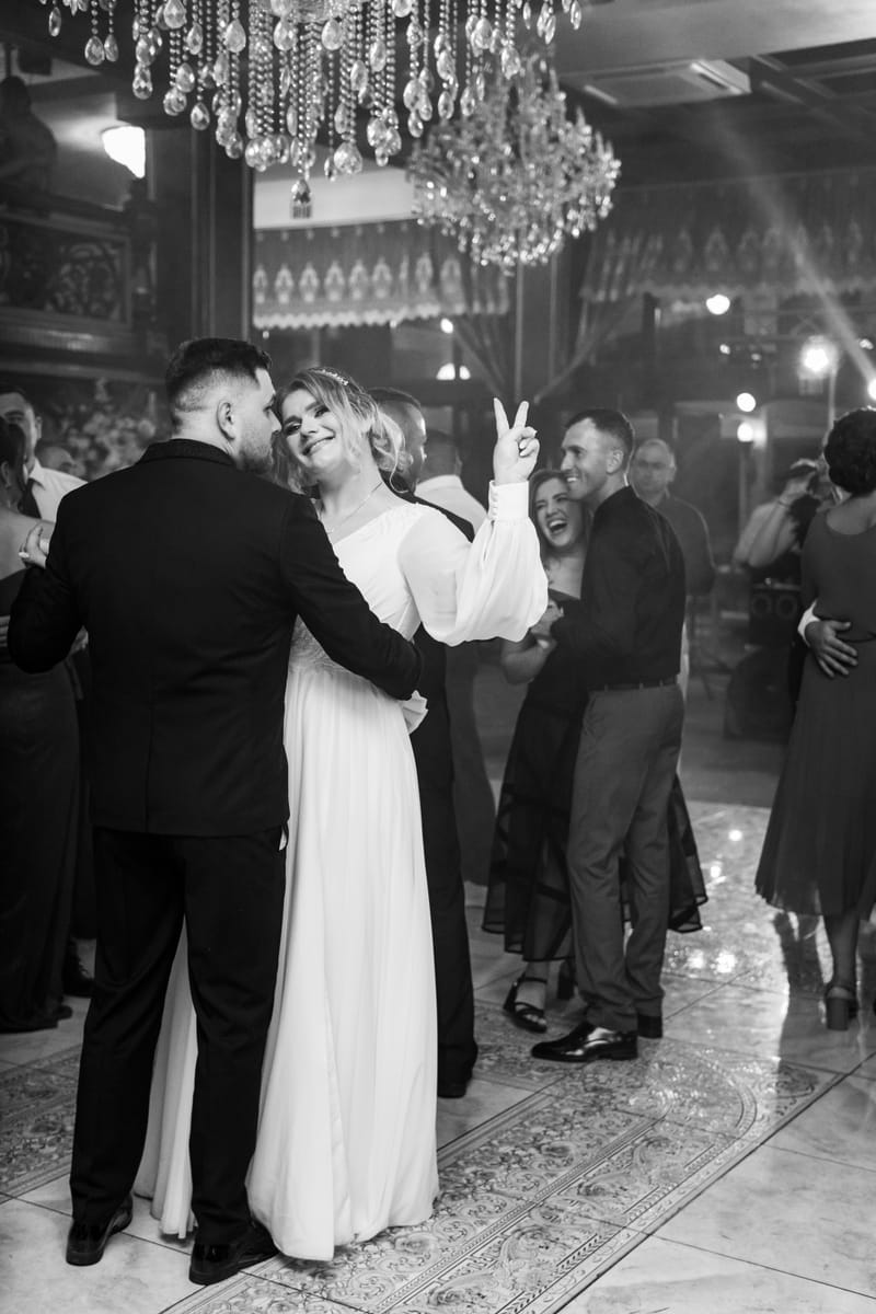 O selecție de imagini care surprind emoția, naturalețea și eleganța fiecărei nunți.