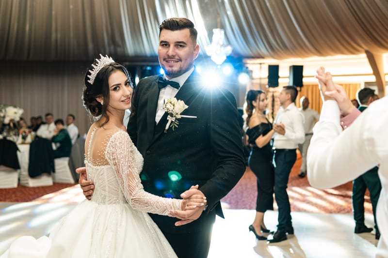 O selecție de imagini care surprind emoția, naturalețea și eleganța fiecărei nunți.