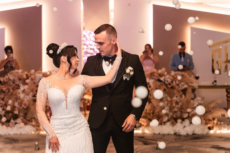 O selecție de imagini care surprind emoția, naturalețea și eleganța fiecărei nunți.