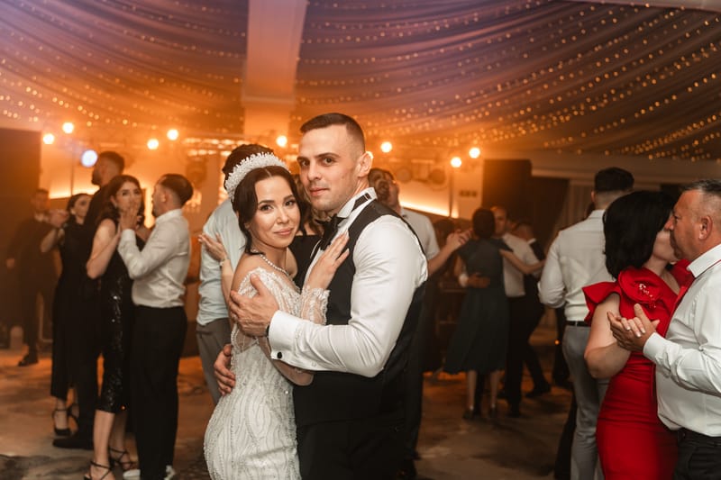 O selecție de imagini care surprind emoția, naturalețea și eleganța fiecărei nunți.