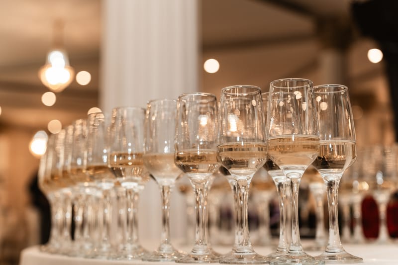 O selecție de imagini care surprind emoția, naturalețea și eleganța fiecărei nunți.