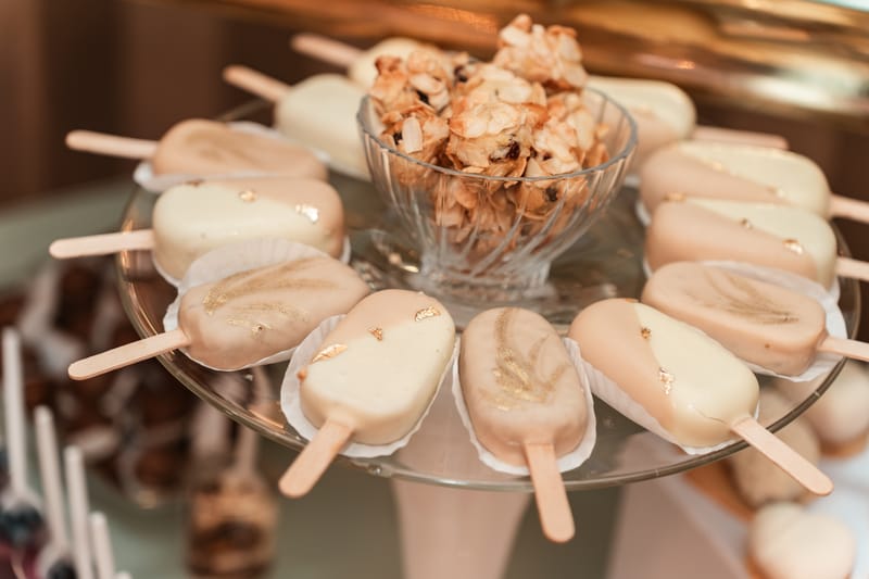 O selecție de imagini care surprind emoția, naturalețea și eleganța fiecărei nunți.