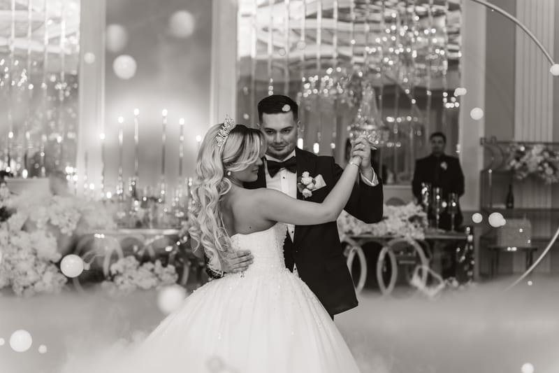 O selecție de imagini care surprind emoția, naturalețea și eleganța fiecărei nunți.