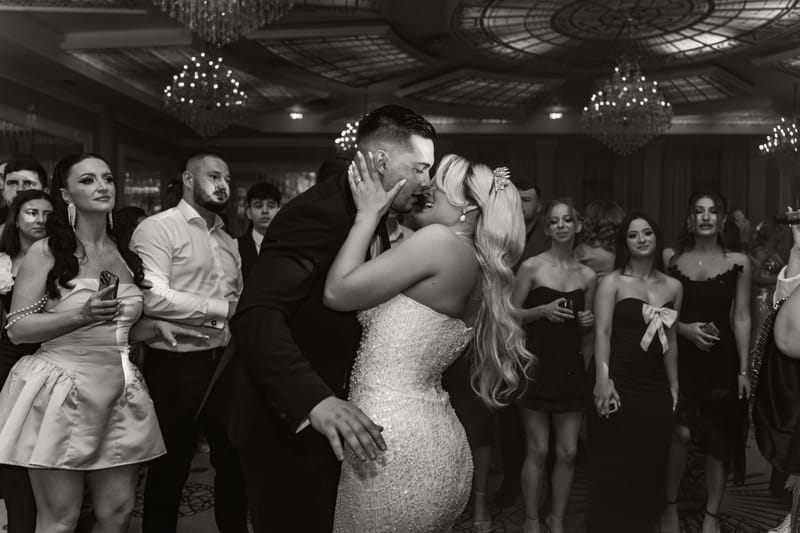 O selecție de imagini care surprind emoția, naturalețea și eleganța fiecărei nunți.