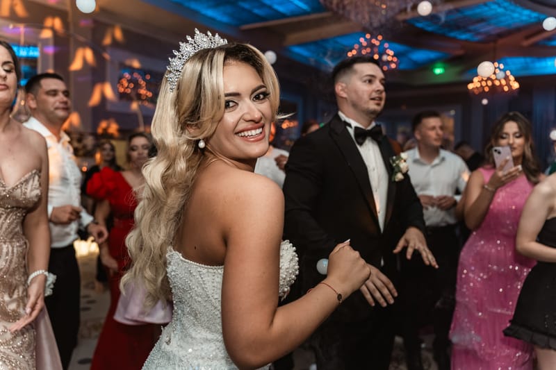 O selecție de imagini care surprind emoția, naturalețea și eleganța fiecărei nunți.