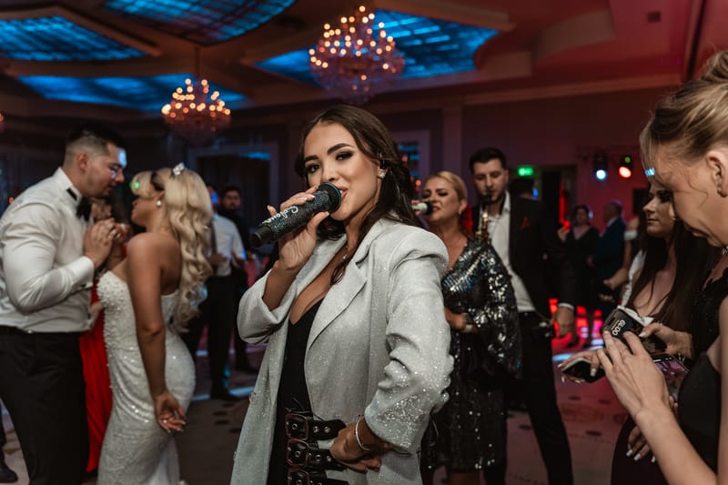 O selecție de imagini care surprind emoția, naturalețea și eleganța fiecărei nunți.