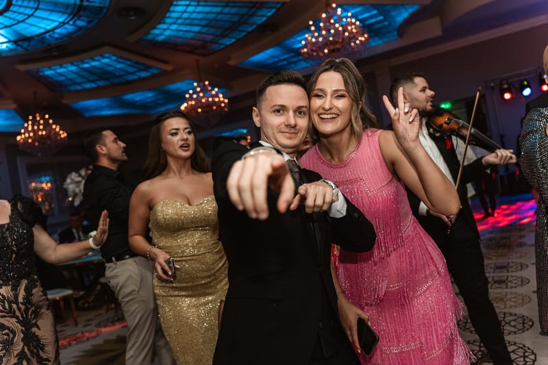 O selecție de imagini care surprind emoția, naturalețea și eleganța fiecărei nunți.