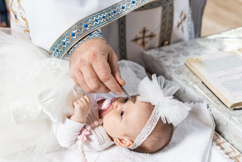 Momente sincere și detalii pline de sensibilitate, surprinse într-o zi specială pentru întreaga familie.