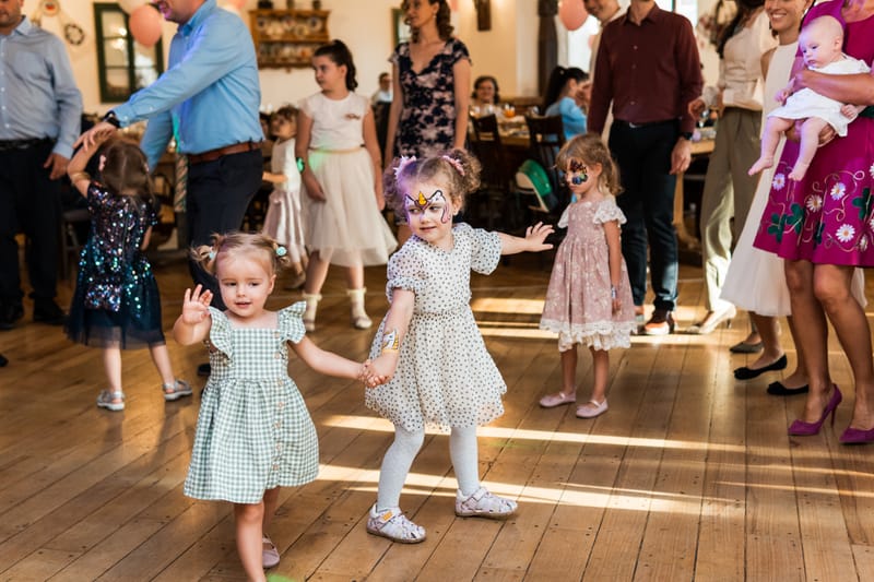 Momente sincere și detalii pline de sensibilitate, surprinse într-o zi specială pentru întreaga familie.