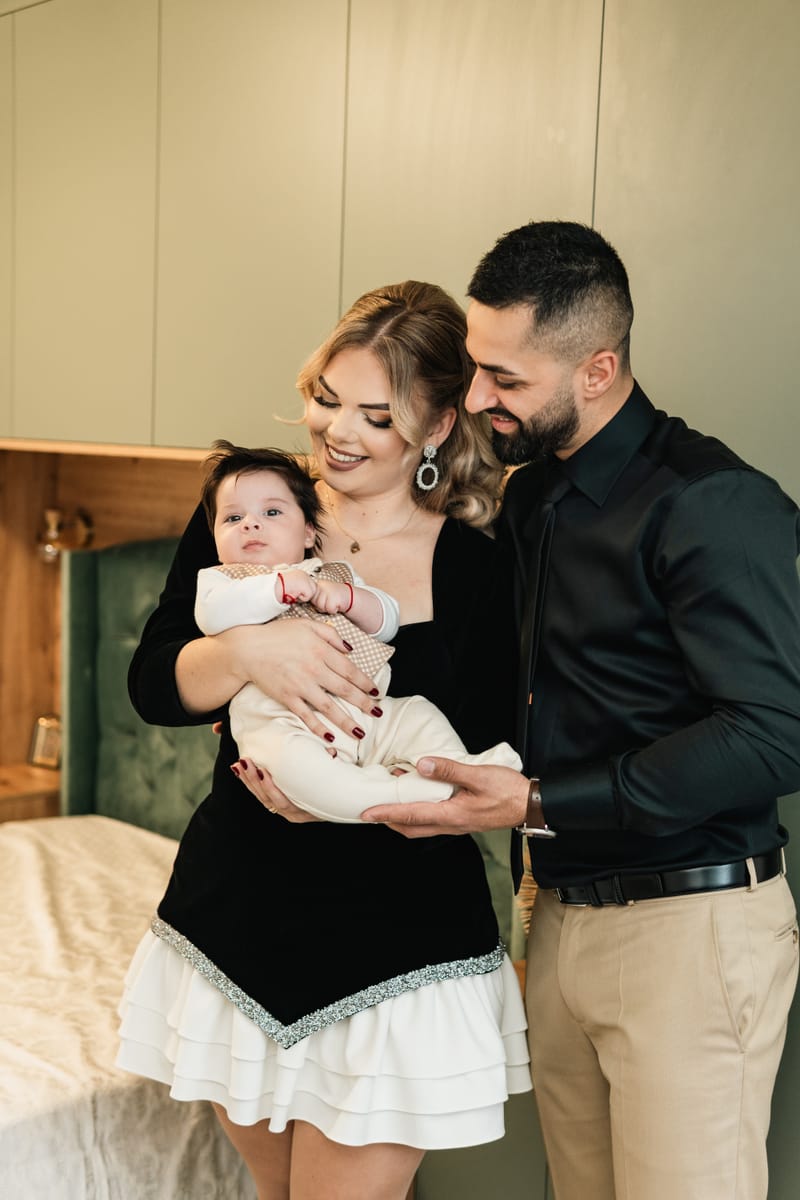 Momente sincere și detalii pline de sensibilitate, surprinse într-o zi specială pentru întreaga familie.