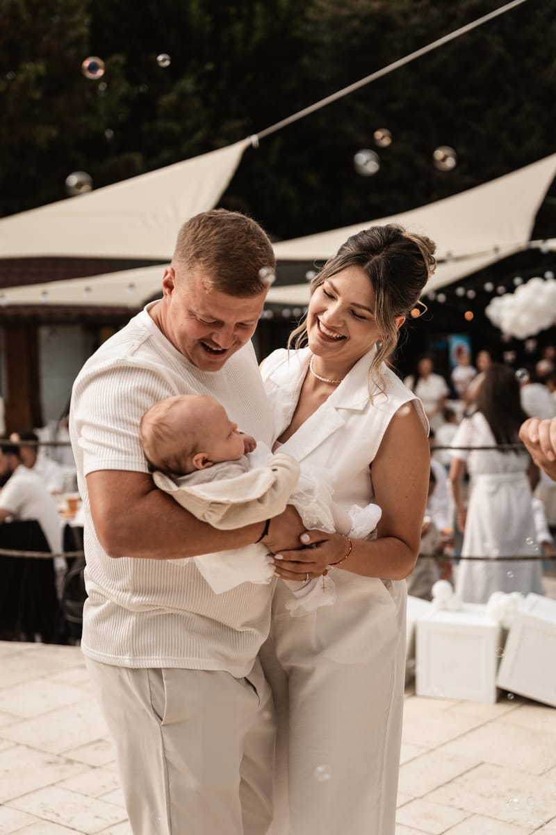 Momente sincere și detalii pline de sensibilitate, surprinse într-o zi specială pentru întreaga familie.