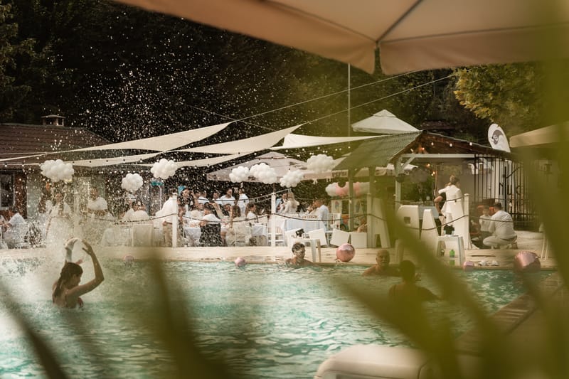 Momente sincere și detalii pline de sensibilitate, surprinse într-o zi specială pentru întreaga familie.