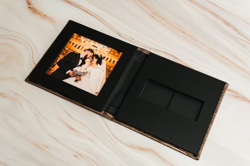 Albume și printuri realizate cu atenție la detalii, calitate și design, pentru amintiri care dăinuiesc.