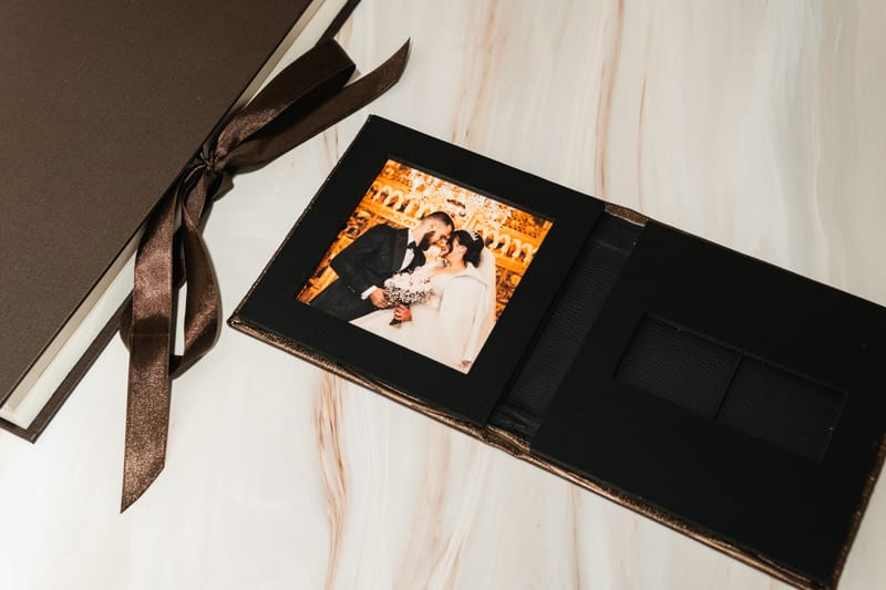 Albume și printuri realizate cu atenție la detalii, calitate și design, pentru amintiri care dăinuiesc.