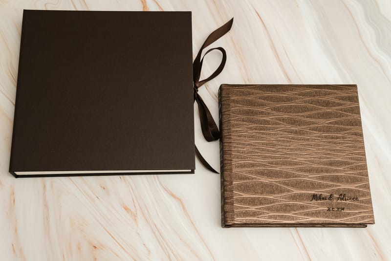 Albume și printuri realizate cu atenție la detalii, calitate și design, pentru amintiri care dăinuiesc.