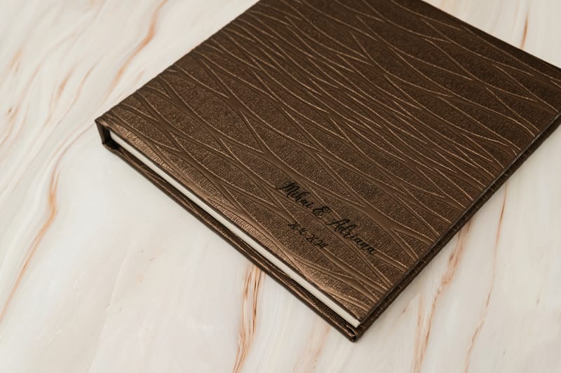 Albume și printuri realizate cu atenție la detalii, calitate și design, pentru amintiri care dăinuiesc.