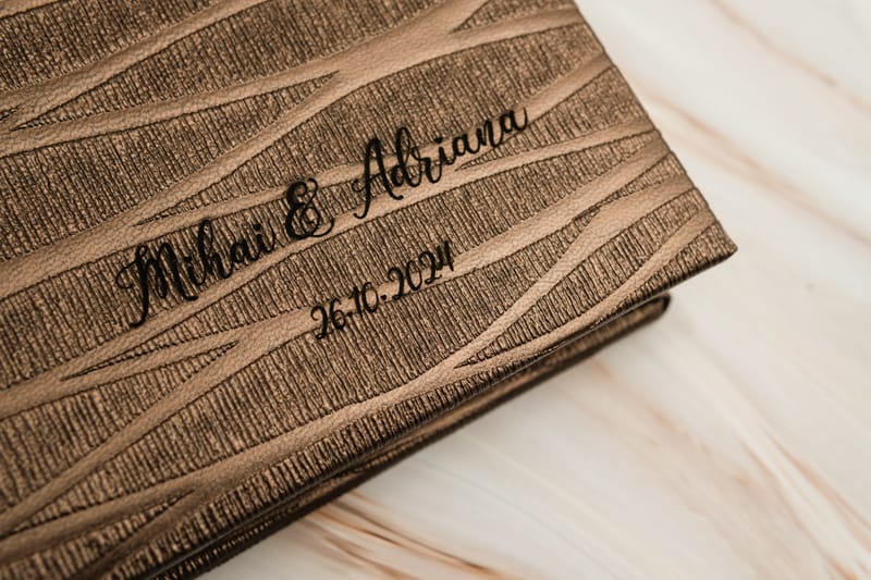 Albume și printuri realizate cu atenție la detalii, calitate și design, pentru amintiri care dăinuiesc.