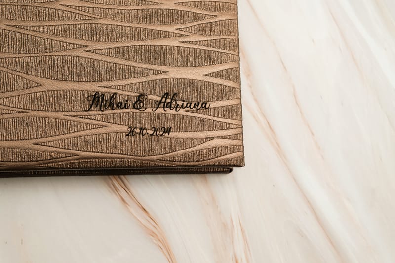 Albume și printuri realizate cu atenție la detalii, calitate și design, pentru amintiri care dăinuiesc.