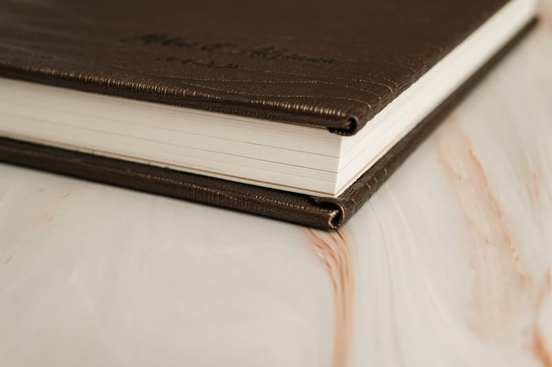 Albume și printuri realizate cu atenție la detalii, calitate și design, pentru amintiri care dăinuiesc.