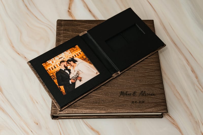 Albume și printuri realizate cu atenție la detalii, calitate și design, pentru amintiri care dăinuiesc.