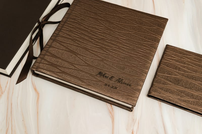 Albume și printuri realizate cu atenție la detalii, calitate și design, pentru amintiri care dăinuiesc.