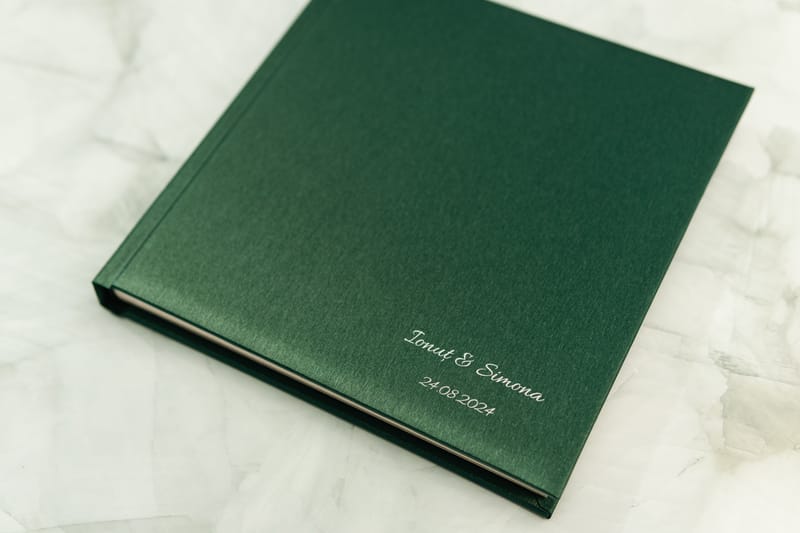 Albume și printuri realizate cu atenție la detalii, calitate și design, pentru amintiri care dăinuiesc.